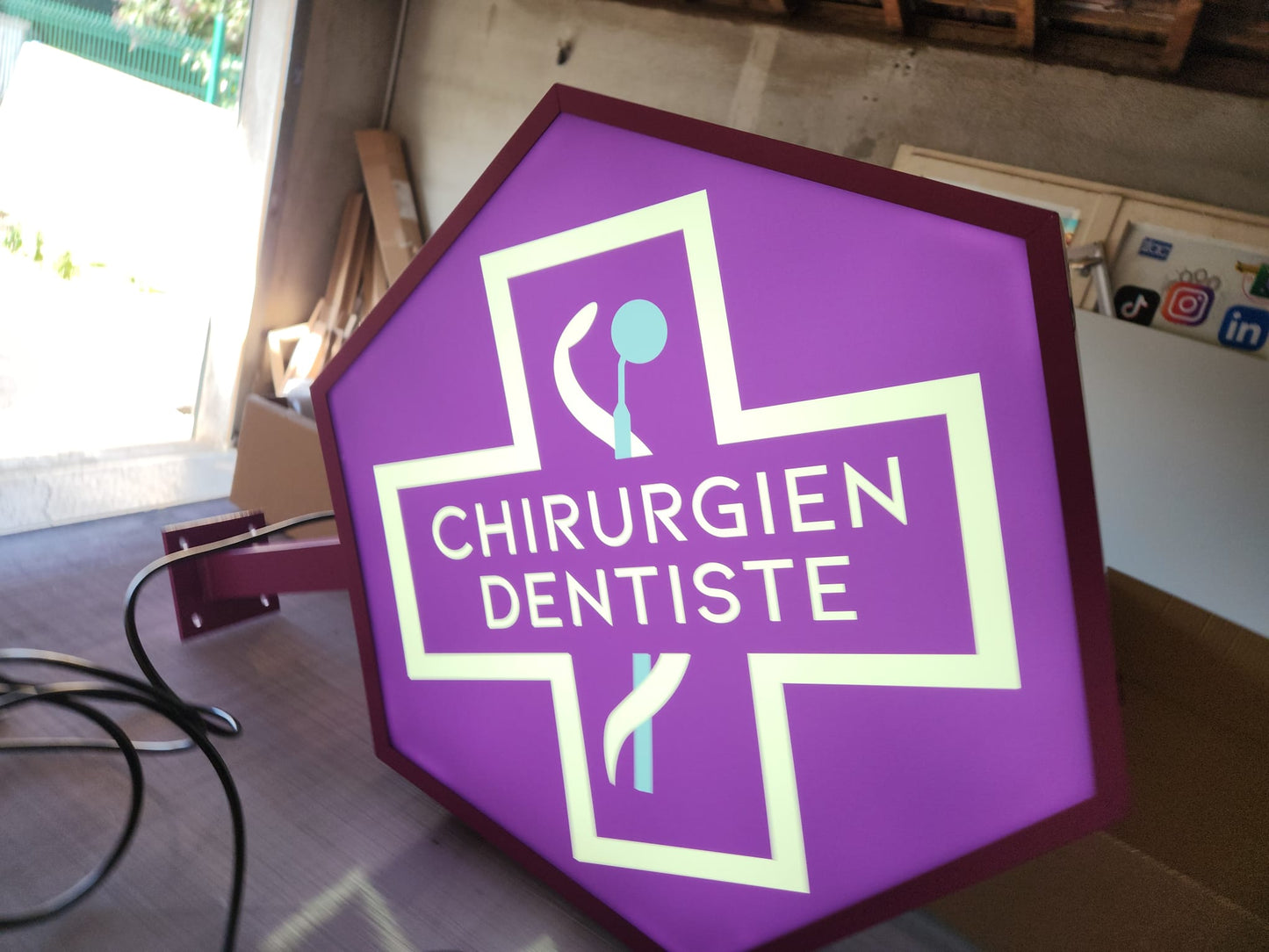 Enseigne drapeau chirurgien dentiste double face à Leds